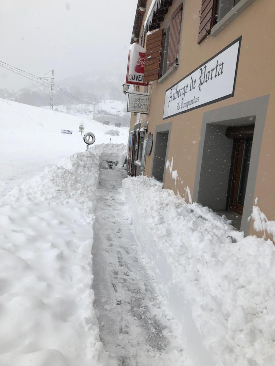 Отель Le Campcardos Porta Экстерьер фото